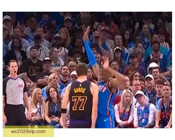 东契奇突破遭遇腿筋拉伤紧急退出比赛 返回更衣室进行治疗